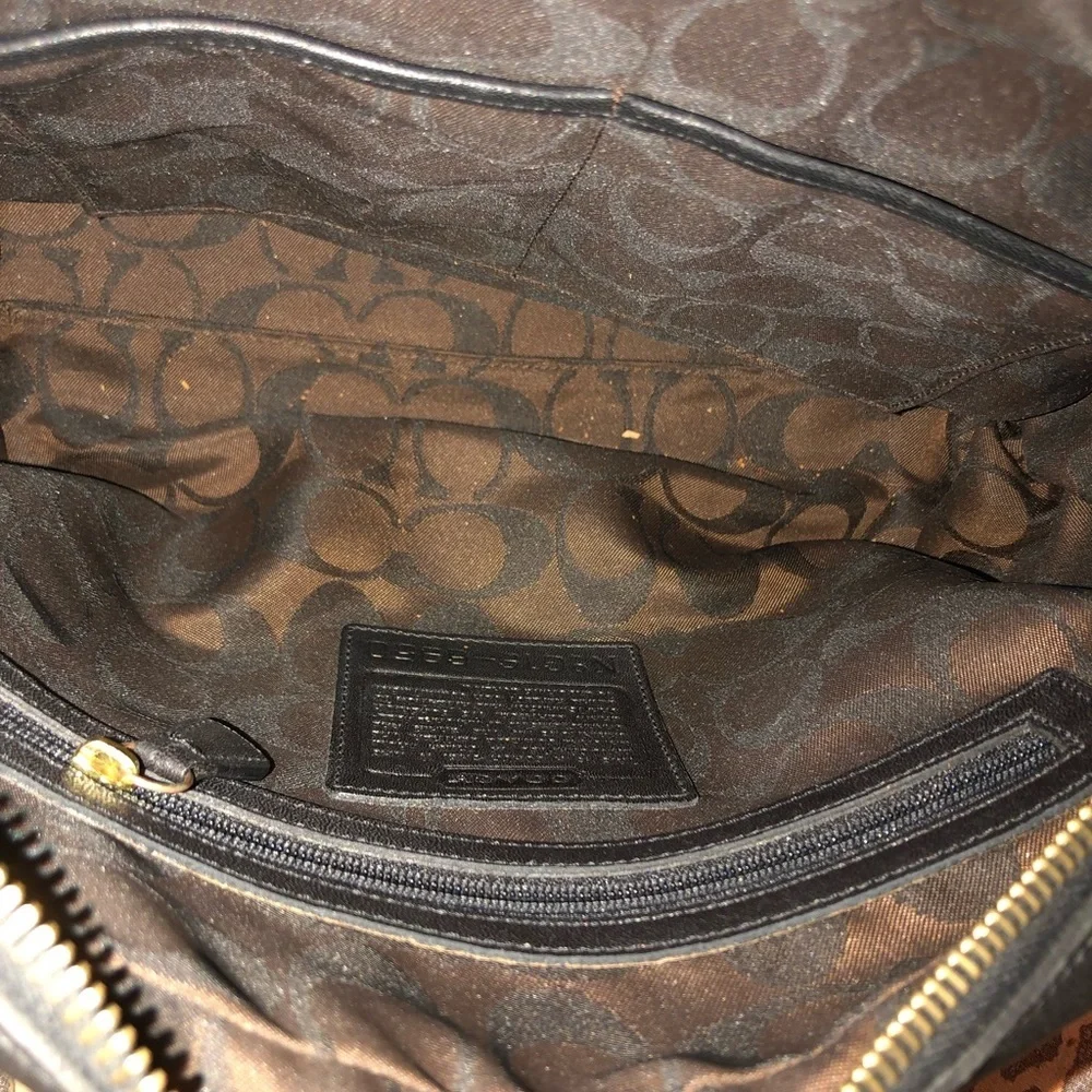 Coach black leather shoulder bag like new , vintage great size not heavy